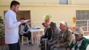Estudiantes de la Universidad de Pamplona apoyan la atención de los adultos mayores en el asilo. Roberto Ospino