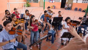El premio Fair Saturday fue entregado a la Fundación Nacional Batuta, por el trabajo de transformar la vida de niños y jóvenes a través de la música en Colombia. Cortesía