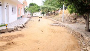 Así lucen algunas calles del barrio La Cabrera, la comunidad pide que los materiales lleguen pronto para terminarla. Edinsson Figueroa y Cortesía.
