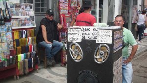 La unidad técnica ambiental lidera la campaña en zonas estratégicas como la calle del Dulce Nombre y en los alrededores de la plaza de mercado. Cortesía