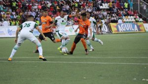 Leones (uniforme blanco) es el actual líder del torneo. Archivo