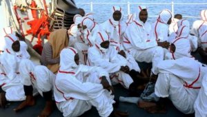 Los africanos rescatados llegaron en un buque a la base naval de Trípoli el 25 de noviembre de 2017. AFP