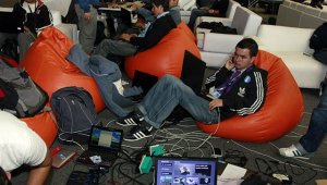 Una de las principales recomendaciones es no hacer compras desde redes públicas, puesto que se está más expuesto al robo de información privada. Colprensa