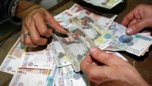 En las negociaciones por el salario mínimo, el sector empresarial y las organizaciones sindicales pondrán sus cartas sobre la mesa con sus ofertas. Colprensa