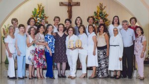 Doris Blandón, Ilse Hartmann, Esther Díaz, Isabel Fajardo, Beatriz Villamizar, Margarita McCormick, Guiomar López, Ligia Medina, Luz Sandoval, Esperanza Duarte, Hna. María Celina Sanabria, padre Carlos Simón Pabón y Nelda Ramírez. Atrás: Bolivia Vera, María Esther León, Carolina Sánchez, María Cristina Laguado, Gisela Hernández, María Cristina Gelvis, Luisa Castro, Amalia Hernández, Margarita Ramírez y Hortensia Sayago. Cortesía