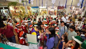 Navidad es la época del año en la que la mayoría de las personas se exceden en gasto ya sea por las compras navideñas o por las vacaciones. Archivo