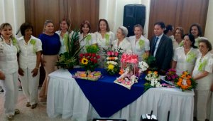 La presidenta del Club de Jardinería San José de Cúcuta, Yolanda Rey de Colmenares, junto a la gestora social de Norte de Santander, Cecilia Soler de Villamizar; el gobernador de Norte de Santander, William Villamizar y las integrantes del club estuvieron presente en la clausura de la capacitación. Cortesía