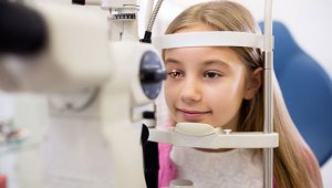 Es muy importante el uso de gafas de sol en exteriores, pero no solo gafas que sean bonitas, sino que tengan un buen factor de protección solar certificado por una óptica. Colprensa