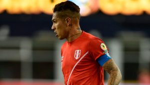 La Fifa suspendió por un año al delantero del Flamengo brasileño y capitán del seleccionado de Perú. Archivo