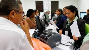 Cerca de una tercera parte de las personas en edad de pensionarse no ha tomado una decisión de trasladarse de una administradora de pensiones pública a una privada o viceversa. Archivo