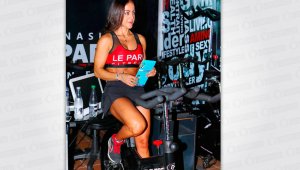 Adriana Isabel Ropero Yáñez en plena acción, en su gimnasio ubicado en Los Patios. Cortesía