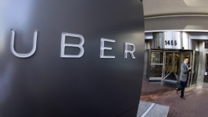 Uber crea "una oferta de servicios de transporte urbano" y su aplicación es "indispensable" tanto para los conductores, sobre quienes ejerce también una "influencia decisiva" sobre las condiciones de prestación del servicio, como para los clientes, precisó el TJUE. AP