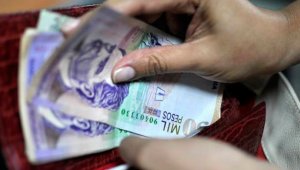 La ministra de Trabajo, Griselda Restrepo, aseguró que si hoy no se llega a una cifra unificada entre trabajadores y gremios, el Gobierno Nacional decretará el incremento. Colprensa