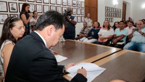 En un acto simbólico presidido por el gobernador William Villamizar Laguado, a 51 de los 991 docentes les fue entregado el decreto de nombramiento. Cortesía