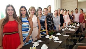 Mery Bahar, María Angélica Hernández, Maritza de Bahar, Martha Hernández de Colmenares, Nelly Hernández de Ramos, María Constanza Arteaga, Lucía Eslava, Elizabeth Hernández, María Nella de Assaf, Lina  Hernández,Adriana Cabrales, Luz Adriana de Cabrales, Alvaro Hernández y Norma de Arteaga. Alfredo Estévez