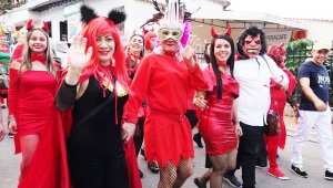 Alegres comparsas recorren el municipio durante el primer día del año cuando los habitantes de Durania se dan cita para despedir los 365 días que pasaron y recibir al naciente año.  Especiales