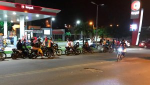 Las colas que se vienen presentando en las estaciones de servicio se originan, porque los conductores no encuentran gasolina de contrabando. César Obando