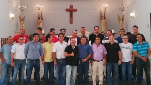 Asistieron: Fabián Cárdenas, Álvaro Avendaño, Oswaldo Rincón, Mauricio Quintero, Andrés Rincón, Nelson Espejo, Wilson Cárdenas, el profesor Ángel Silva, Carlos Peñaranda, René Mora y Mauricio González. Arriba: Javier González, Alejandro Carrero, Franklin Castro, Camilo Jácome, padre Ramiro Mancilla, Juan Arenas, Diego Rivera, Nelson Ojeda, Fernando Ararat y Gustavo Larrota. Cortesía