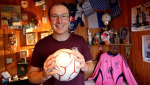 El jugador de fútbol amateur abiertamente gay que fue víctima de discriminación. AFP