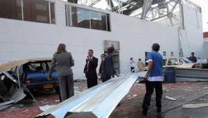 El Idiger entregó 746 tejas de zinc, dos kits de limpieza, seis kits noche, 1 bono de mercado y 1 kit de cocina.  Colprensa