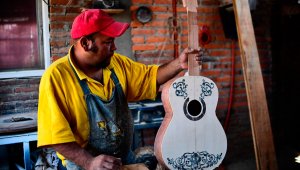 El mexicano Salvador Meza hace una réplica de la guitarra de la película ‘Coco’ en su taller, en Paracho, estado de Michoacán, México. AFP