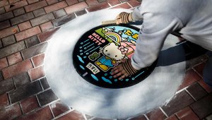 Tama City, ciudad de la periferia occidental de Tokio, eligió por su parte un icono más reciente: la gata Hello Kitty. AFP
