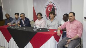 El presidente del club y el nuevo entrenador atendieron las preguntas de los medios de comunicación, ayer durante la presentación oficial del cuerpo técnico. Alfredo Estévez