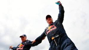 El piloto español de Peugeot Carlos Sainz (derecha) y su copiloto Lucas Cruz, de España, celebran después de ganar el Rally Dakar 2018, al final de la última etapa en Córdoba, Argentina. AFP