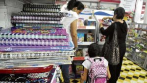 A pocos días de iniciar la temporada escolar, el alza de precios y la falta de coherencia con algunos artículos puede causarle dolores de cabeza. Colprensa