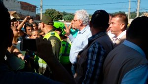El alcalde César Rojas acudió hasta el lugar de la protesta, para llegar a un acuerdo con los vecinos de Sevilla. Johan Castillo y Astrid Genes