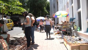Comercio informal en avenida la 5 entre calles 12 y 11. Archivo La Opinión