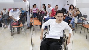 A pesar de los beneficios tributarios que obtienen los empresarios al contratar un empleado con limitaciones o discapacidad, la incorporación de estas personas al mundo laboral es baja. Archivo de La Opinión