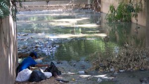 La contaminación por basura en el Canal Bogotá genera malos olores. Luis Alfredo Estévez