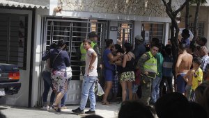 Los familiares de la víctima protagonizaron escenas de dolor frente a su casa, al conocer la noticia. Cristian Herrera