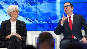 Steven Mnuchin participó en el foro de Davos junto a la gerente del FMI Christine Lagarde. AFP