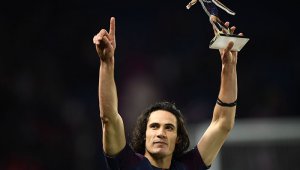 El 'matador' abrió la goleada ante el Montpellier y consiguió su gol 157 con la camiseta del PSG. AFP