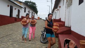 Las fachadas de las casas del corregimiento fueron pintadas igual, para que contrasten con las calles en piedra. Los habitantes se organizan para poner materas y darle colorido a cada espacio. Cortesía