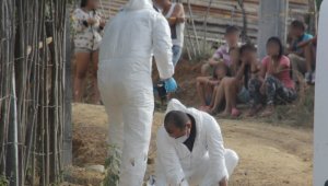 Familiares de Flórez arribaron a la escena del crimen, mientras los funcionarios del Cuerpo Técnico de Investigación (CTI) de la Fiscalía, adelantaban la inspección y el levantamiento del cadáver.  Cristian Herrera