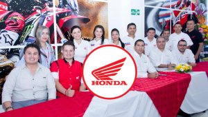 En la foto directivos, personal administrativo y grupo de colaboradores de Honda. Cortesía