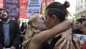 Mariana Gomez y su esposa Rocio Girat. AFP