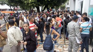El panorama en la sede principal no ha cambiado. Colombianos dicen que los venezolanos siguen haciendo sus trámites ahí. Alfredo Estévez