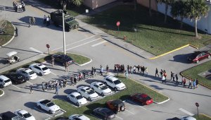 La televisión mostró estudiantes evacuando el lugar, algunos con los brazos en alto, mientras oficiales de policía con cascos, chalecos antibalas y armas automáticas vigilaban varios puntos. AFP