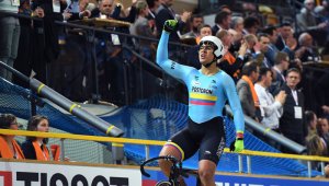 El integrante de la Selección Colombia Manzana Postobón de Ciclismo de Pista se coronó campeón en el Mundial que se lleva a cabo en Apeldoorn, Holanda. AFP