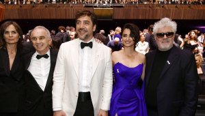 La periodista francesa Brune De Margerie, su esposo, el productor de cine armenio francés Alain Terzian, el actor español Javier Bardem, su esposa la actriz española Penelope Cruz y el cineasta español Pedro Almodóvar. AFP