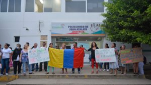 Líderes y usuarios protestaron al caer la tarde del jueves en las afueras del policlínico de Atalaya para exigir a la ESE Imsalud que se suspendiera la licitación, lo que a la postre se produjo. Edinsson Figueroa