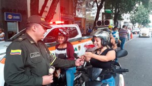 Las mujeres recibieron rosas de los policías. Cortesía