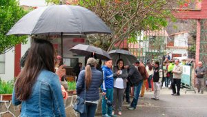Con paraguas los pamploneses salieron a votar. Roberto Ospino