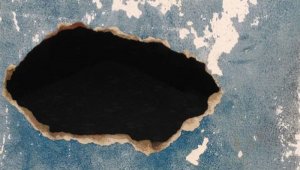 Los presos se escaparon por este boquete de 60 × 40 cms de una de la paredes perimetrales.
Diario El Sol de Margarita