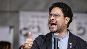 El senador aprovechó para agradecer al cuerpo médico que lo asiste y se solidariza con quienes padecen cáncer en la sociedad colombiana. Colprensa