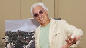 Bochco nació en Nueva York en una familia judía y trabajó en Universal Studios, como escritor y luego como editor de historia. AFP